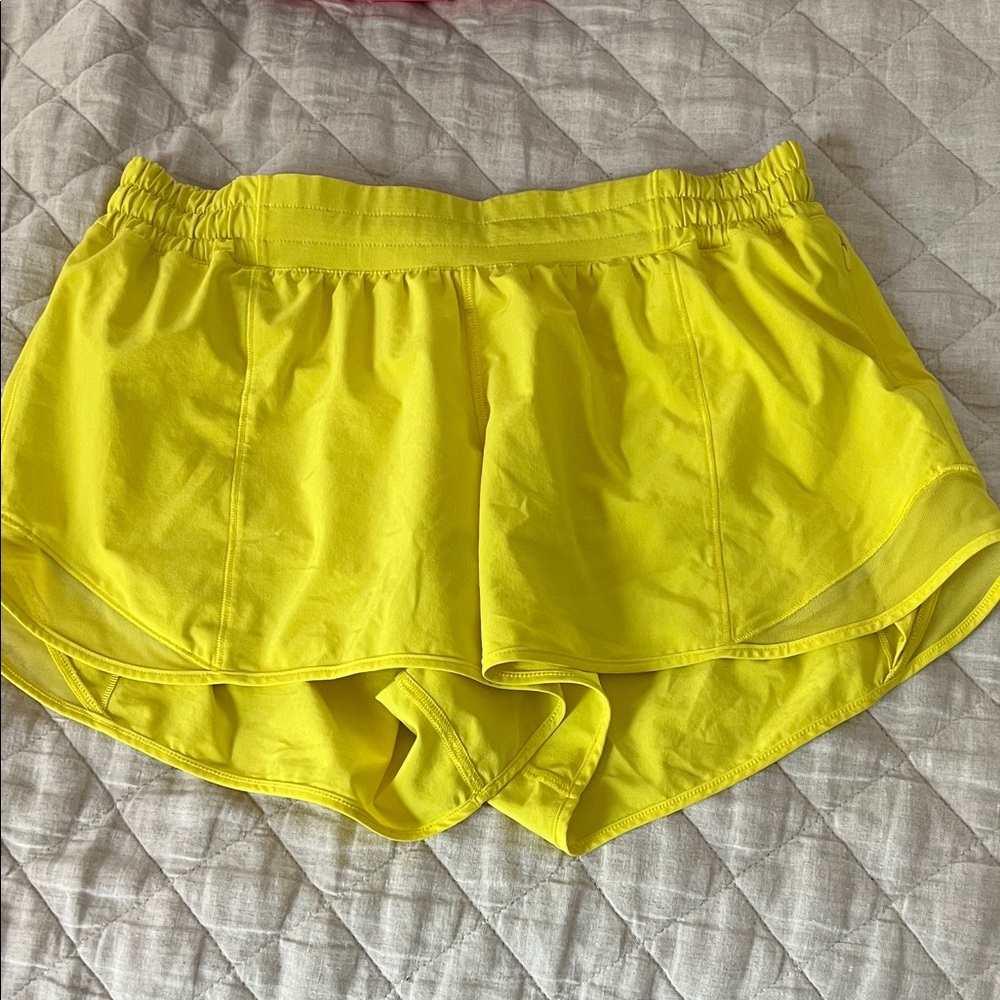 Lululemon hotty hot 2.5 inch shorts